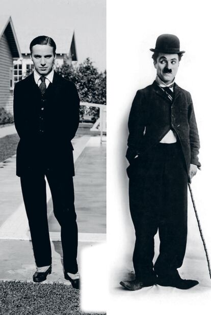 A la derecha, un jovencísimo e impecable Charles Chaplin. A la izquierda, Charlot. Un bombín chafado, una chaqueta demasido ajustada, unos pantalones demasiado grandes y un bastón de caña que mueve sin parar dieron vida al personaje que consiguió la inmortalidad para el cómico inglés.