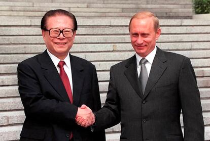 Jiang Zemin saluda a Vladímir Putin, en Pekín en 2000. 
