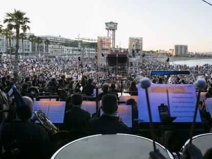 Concert de l'OBC a la platja de Sant Sebastià.