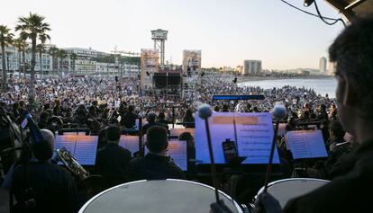 Concert de l'OBC a la platja de Sant Sebastià.