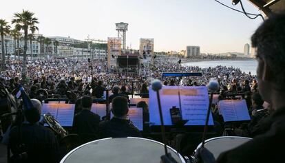 Concierto de la OBC en la playa de Sant Sebasti&agrave; de Barcelona. 