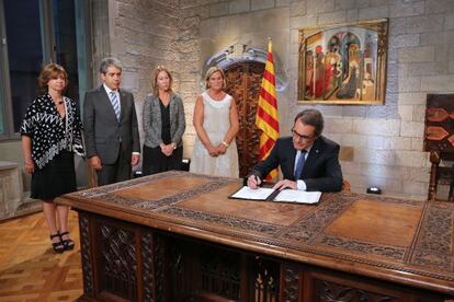 Artur Mas, signant el decret de les eleccions.