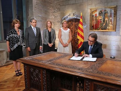 Artur Mas, signant el decret de les eleccions.
