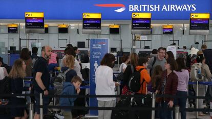 Pasajeros de British Airways esperan en el aeropuerto de Heathrow, en Londres.