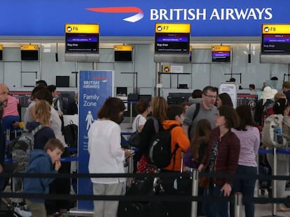 Pasajeros de British Airways esperan en el aeropuerto de Heathrow, en Londres. 