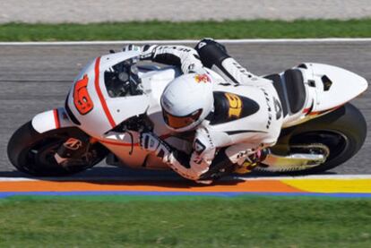 Álvaro Bautista probando su nueva moto.