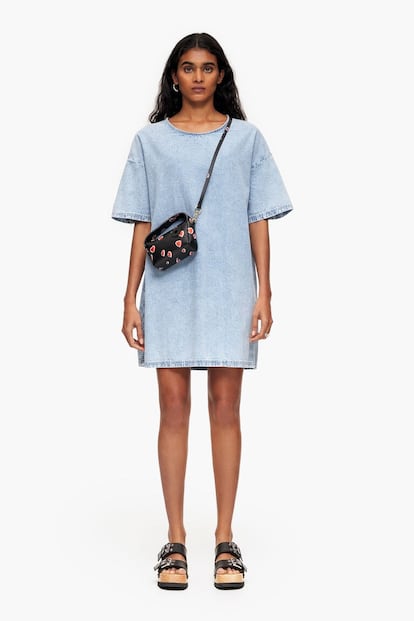 Como una camiseta extragrande, para llevar a modo de vestido o con un pantalón. El vestido denim de Bimba y Lola es uno de los diseños más cómodos y originales de la temporada.

115€