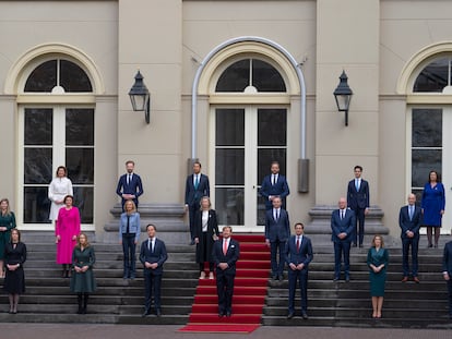 El rey Guillermo de Orange, en el centro, y el primer ministro holandés, Mark Rutte, a su derecha, posan con otros ministros del nuevo Gobierno, en el palacio real de La Haya, este lunes.