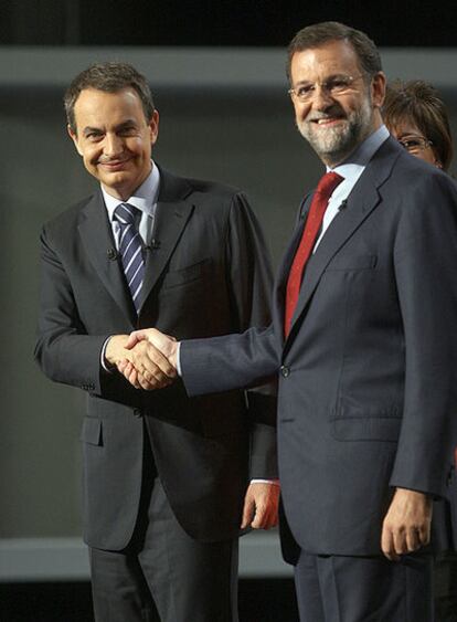 Zapatero y Rajoy se estrechan la mano antes del inicio de su segundo cara a cara.