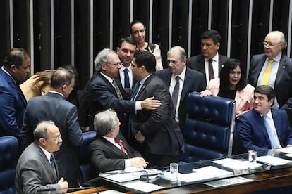 Ministro Paulo Guedes e o presidente do Senado, Davi Alcolumbre, em votação em segundo turno da reforma da Previdência.