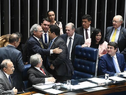 Ministro Paulo Guedes e o presidente do Senado, Davi Alcolumbre, em votação em segundo turno da reforma da Previdência.