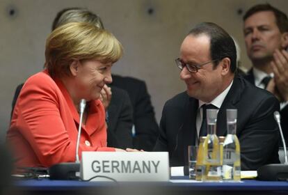 La canciller alemana, Angela Merkel, y el presidente francés, François Hollande, en la conferencia sobre clima celebrada el 19 de mayo en Berlín.