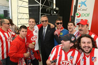 El ex presidente del FC barcelona, Joan Gaspart, posa con aficionados del Atlético de Madrid en la 'Fan Zone' de Montjuic horas antes de la final.