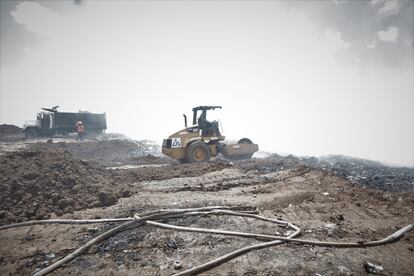 A dos días del inicio del siniestro, las autoridades panameñas lo han declarado un desastre ambiental. En la imagen, el cuerpo de bomberos de Panamá utiliza maquinaria pesada para intentar sofocar el fuego.