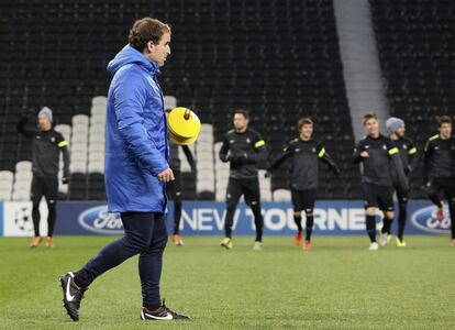 El entrenador de la Real, Jagoba Arrasate, dirige el entrenamiento de su equipo en Donetsk.