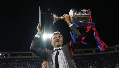 Luis Enrique levanta su último título como técnico del Barça.