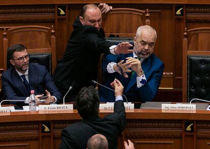 Un diputado de la oposición lanza tinta al primer ministro de Albania, Edi Rama, durante una sesión del parlamento, en Tirana, el 14 de febrero.