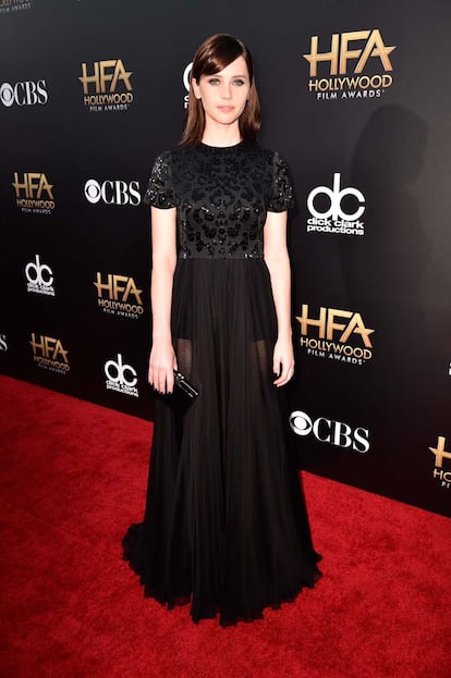 Fiel al negro, estaba así de espectacular en los Hollywood Film Awards 2014. Su vestido con falda transparente es de Alexander McQueen.