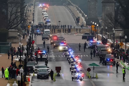 Una caravana que transporta al presidente electo Donald Trump durante su llegada al Cementerio Nacional de Arlington.