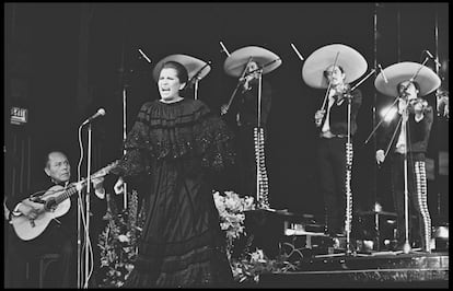 Lola Beltrán en el escenario en 1979.