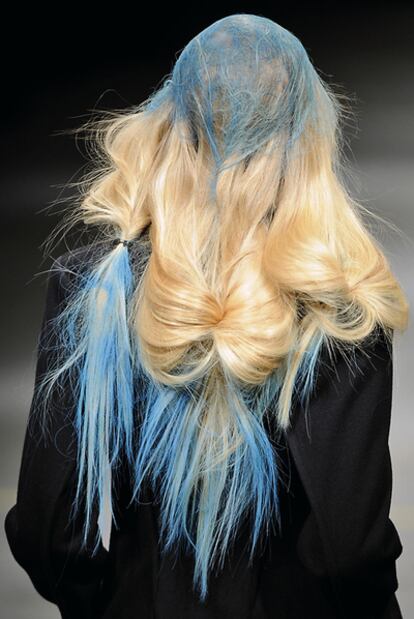 <b>Costura nómada
</b>Para mujeres fuertes que viajan y se atreven a mezclar grandes accesorios en su <i>look. </i>El cabello de <i>"geisha </i>despeinada", como lo define Souleiman, da un aspecto imperfecto y un tanto extraterrestre
Yohji Yamamoto así lo revela en sus desfiles. La laca se convierte en elemento imprescindible para estos semirrecogidos.