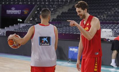 Pau Gasol bromea con Navarro en Cluj (Ruman&iacute;a)