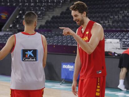 Pau Gasol bromea con Navarro en Cluj (Ruman&iacute;a)