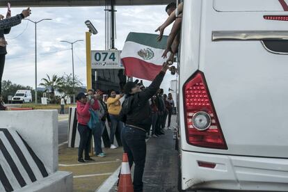 Algunos de los vecinos de Hermosillo (Sonora) ayudan a los migrantes a su paso por la carretera.