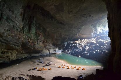 Cueva de Hang En, considerada la tercera ms grande del mundo, en el parque natural de Phong Nha, en el centro de Vietnam. Los planes de construccin de un telefrico en el parque nacional de Phong Nha, que alberga dicha cueva y donde se rod parte de la pelcula 'Kong: La isla calavera', ha movilizado a miles de vietnamitas, que temen que el turismo de masas deteriore la zona.