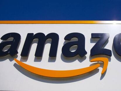 Logo de Amazon en uno de sus centros logísticos.