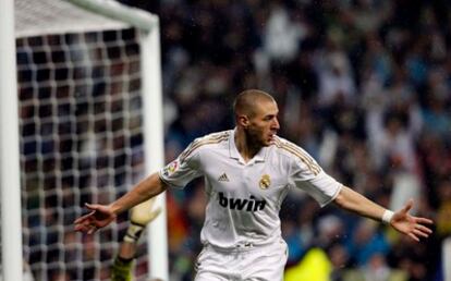 Benzema celebra el primer gol del partido, logrado a los 22 segundos tras un grave fallo de Víctor Valdés, que ha entregado el balón al equipo blanco.