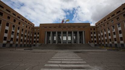 Fachada de la facultad de Medicina de la Universidad Complutense de Madrid.