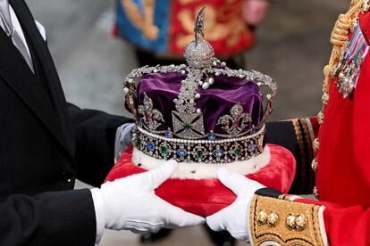 Detalle de la Corona imperial de Estado, una de las principales joyas de la corona británica, durante la ceremonia de apertura del Parlamento del Reino Unido, este martes en el palacio Westminster de Londres.