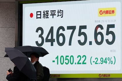 Transeúntes ante una pantalla que muestra la evolución de la Bolsa de Tokio, el mes pasado.