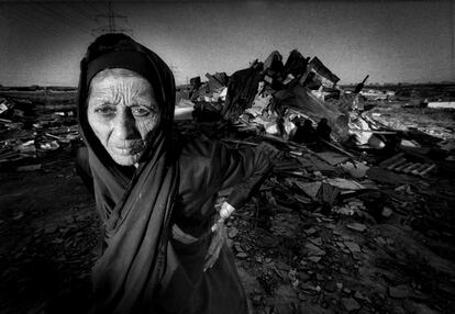 Una gitana llora ante los restos de su chabola, incendiada en el barrio de Orcasitas de Madrid, 1976. Una de las imágenes de la exposición y del libro de Bernardo Pérez 'Comprometido con la realidad'.