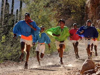 Un grupo de tarahumaras corre en Chihuahua. 