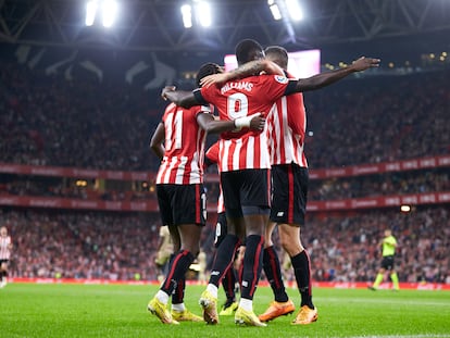 Los jugadores del Athletic celebran uno de los goles ante el Almería este viernes en San Mames.