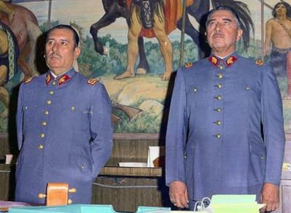 Fotografía sin fecha que muestra al general Carlos Prats (izquierda) junto a Augusto Pinochet