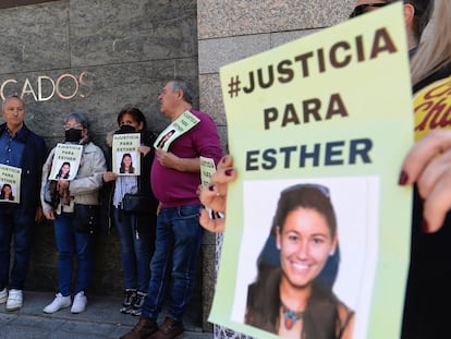 Amigos y familiares de Esther López, concentrados a las puertas de los juzgados de Valladolid antes de la declaración de Óscar S., el 25 de abril de 2022.