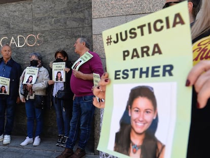 Amigos y familiares de Esther López, ante los juzgados de Valladolid el 25 de abril.