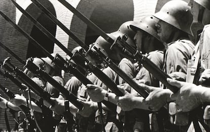 Foto de Reuter que Amster utiliza para un fotomontaje de la cartilla. En el patio del auditorio de la Residencia de Estudiantes de Madrid los Soldados del VI Ejército posan, el 6 de julio de 1937.