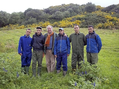 En la página anterior, Pasti (tercero por la izquierda) con los campesinos a los que ha instruido en el cuidado de las plantas.