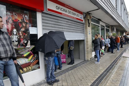 Cola de parados ante la oficina de empleo del barrio de Santa Eugenia, en Madrid.