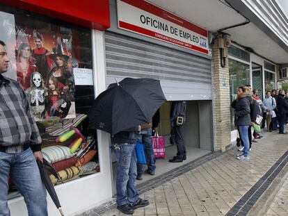 Cola de parados ante la oficina de empleo del barrio de Santa Eugenia, en Madrid.
