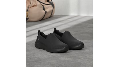 Zapatillas Skechers sobre fondo blanco.