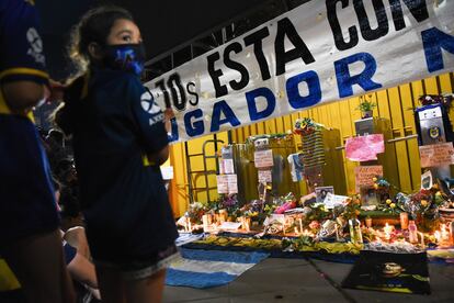 Una niña en un memorial en homenaje a Diego Armando Maradona, en el exterior del estadio La Bombonera, en Buenos Aires.