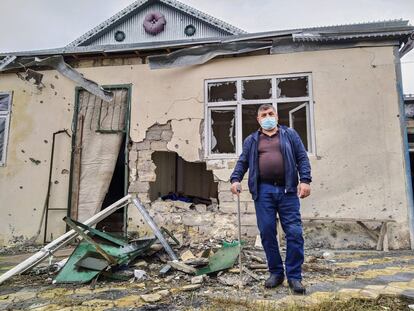 Abdunov, que perdió una pierna en la primera guerra de Nagorno Karabaj, muestra su casa en un pueblo cercano a la localidad de Barda golpeada por un cohete Grad durante el reciente conflicto entre Armenia y Azerbaiyán. Tras la firma del alto el fuego y la recuperación de territorio por parte de Azerbaiyán, su casa dejará de estar cerca de la línea del frente bélico.