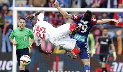 Mbia y Piovaccari pelean por un bal&oacute;n. 