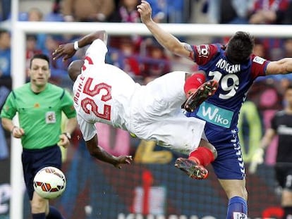 Mbia y Piovaccari pelean por un bal&oacute;n. 