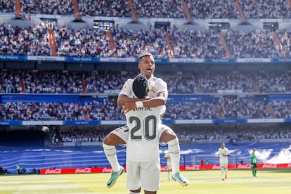 Vinicius celebra con Rodrygo el primer gol del Real Madrid.